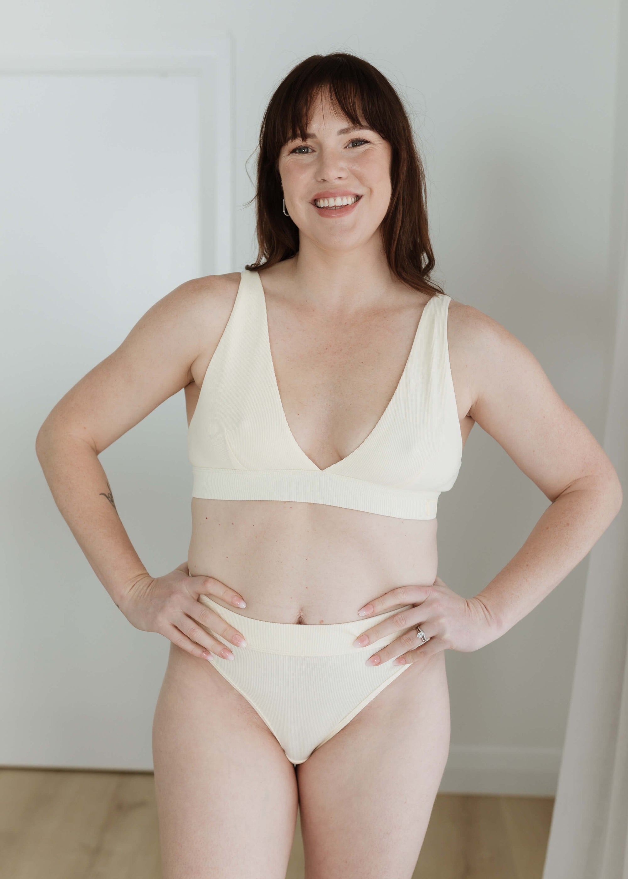 CREAM PLUNGE BRA MEDIUM SIZE SET